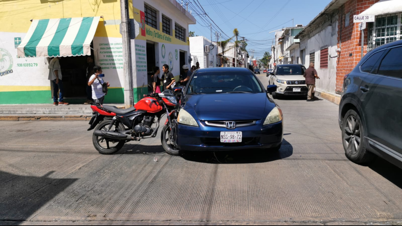 Motociclista sufre lesiones leves en accidente provocado por automovilista Motociclista sufre lesiones leves en accidente provocado por automovilista