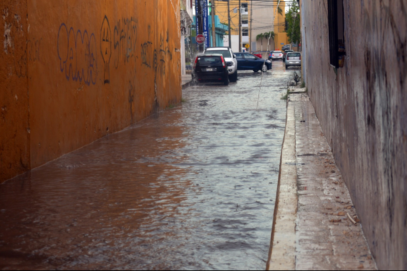 Persisten riesgos de encharcamientos y cortes en el suministro eléctrico por las lluvias y viento.