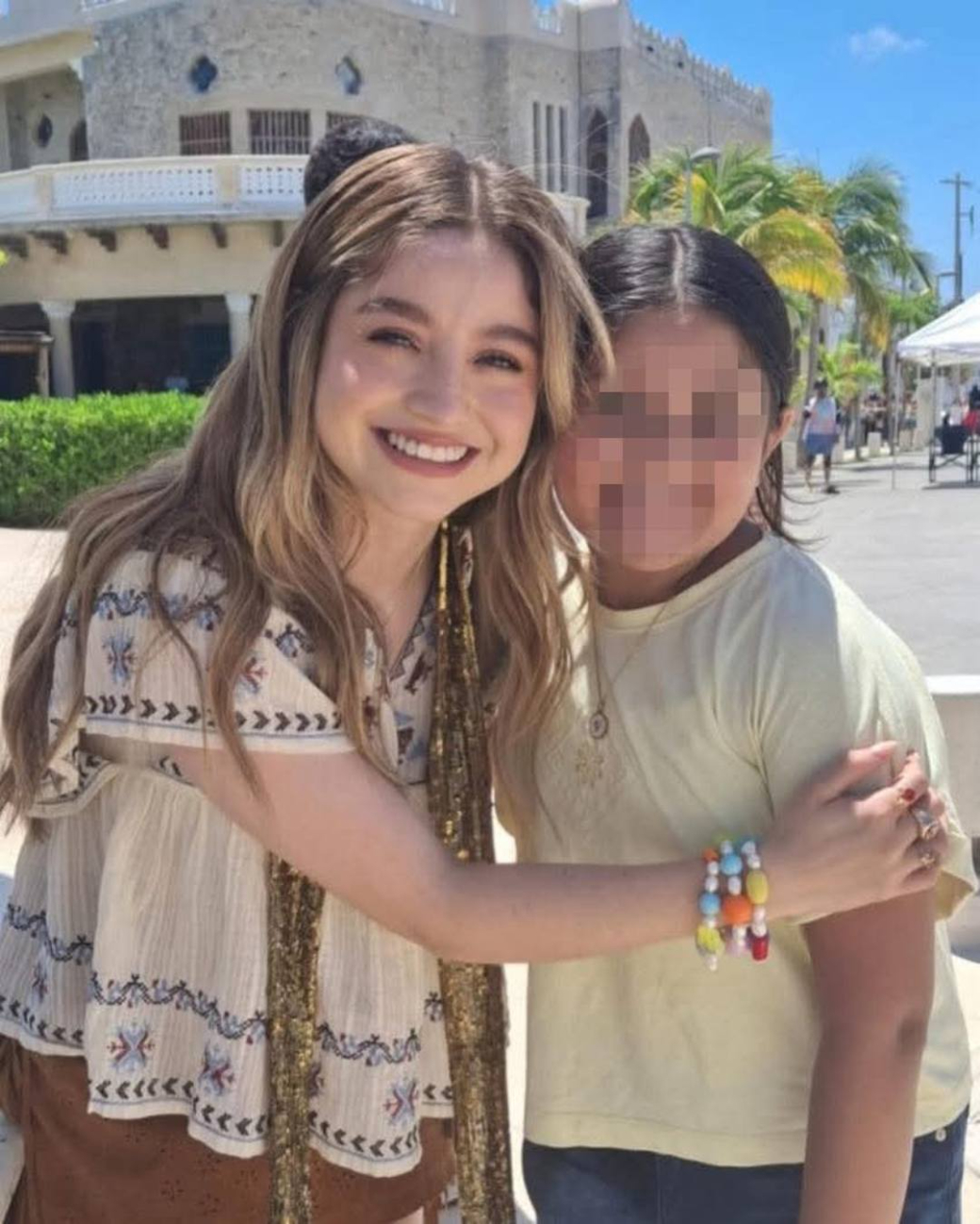 Seguidoras de Karol Sevilla se han acercado a tomarse fotografías en Progreso