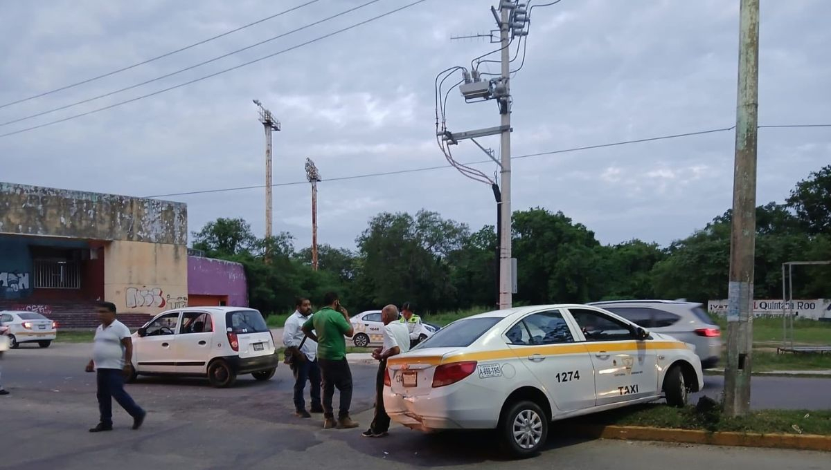 Taxi choca contra vehículo particular en Chetumal Taxi choca contra vehículo particular en Chetumal
