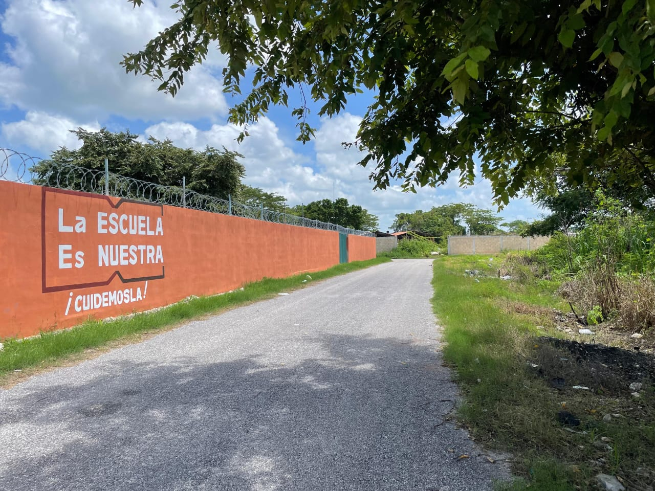 Terreno colinda con obras públicas y una escuela de educación especial.