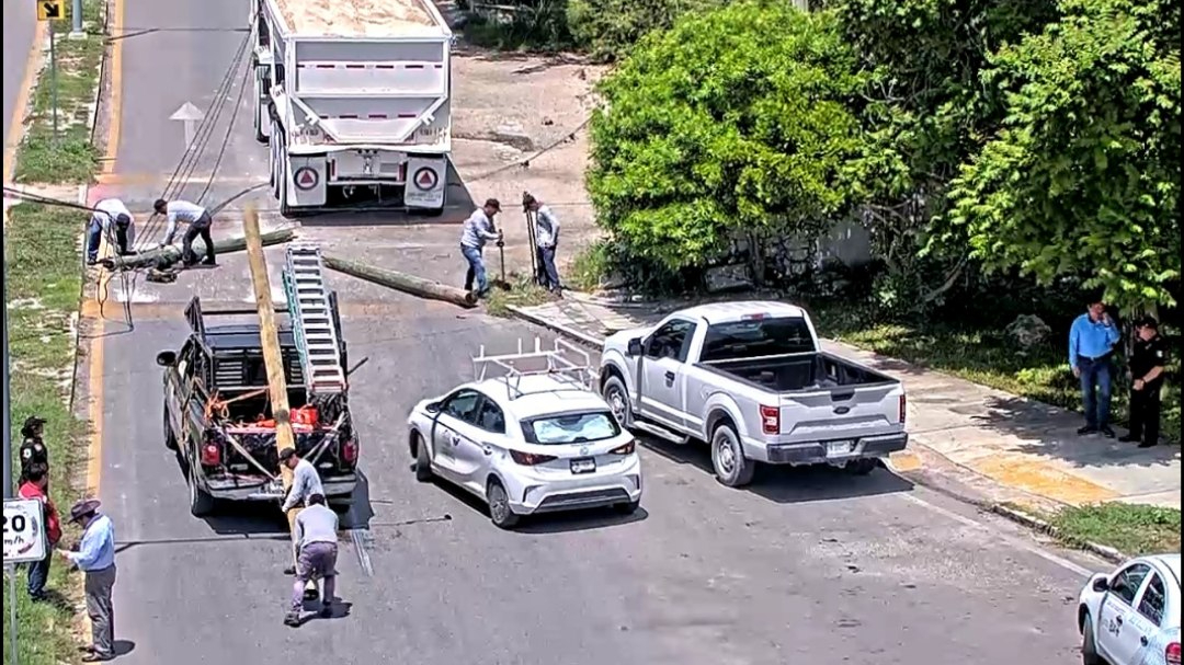 Un camión de carga derribó al menos dos postes en la calle 47 por 69, cerca de la glorieta que da acceso al Fraccionamiento las Américas