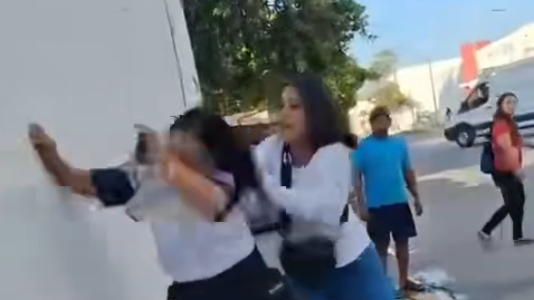 Vendedora ambulante y guardia de seguridad protagonizan riña frente a un hospital de Playa del Carmen Vendedora ambulante y guardia de seguridad protagonizan riña frente a un hospital de Playa del Carmen