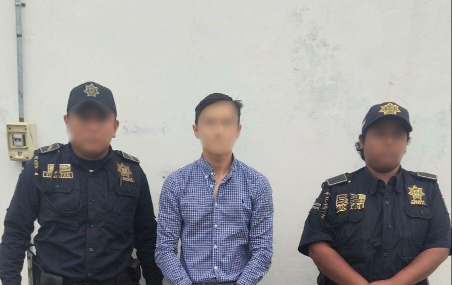 Además del arma se le aseguró una camioneta de color blanco en la que habría llegado al lugar Además del arma se le aseguró una camioneta de color blanco en la que habría llegado al lugar