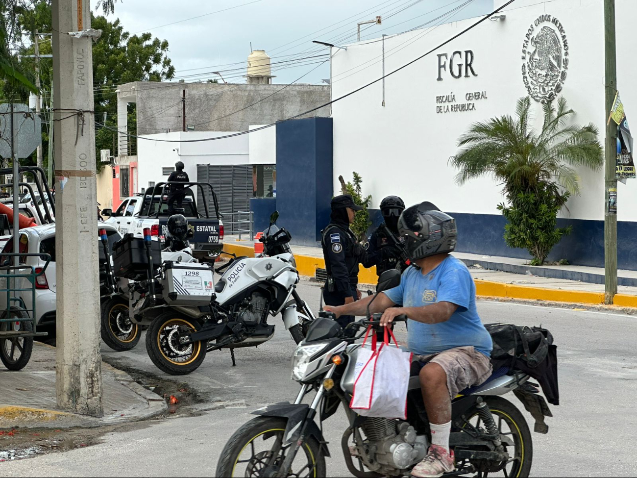Los detenidos fueron puestos a disposición de la FGR, mientras los menores quedaron bajo resguardo. Los detenidos fueron puestos a disposición de la FGR, mientras los menores quedaron bajo resguardo.