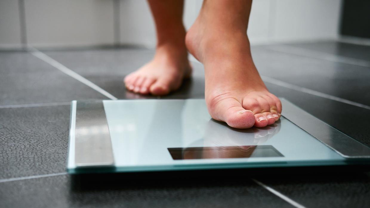 En la anorexia nerviosa, el enfermo restringe en exceso el consumo de alimentos, mientras que en la bulimia combina atracones con vómito inducido o el uso de laxantes En la anorexia nerviosa, el enfermo restringe en exceso el consumo de alimentos, mientras que en la bulimia combina atracones con vómito inducido o el uso de laxantes