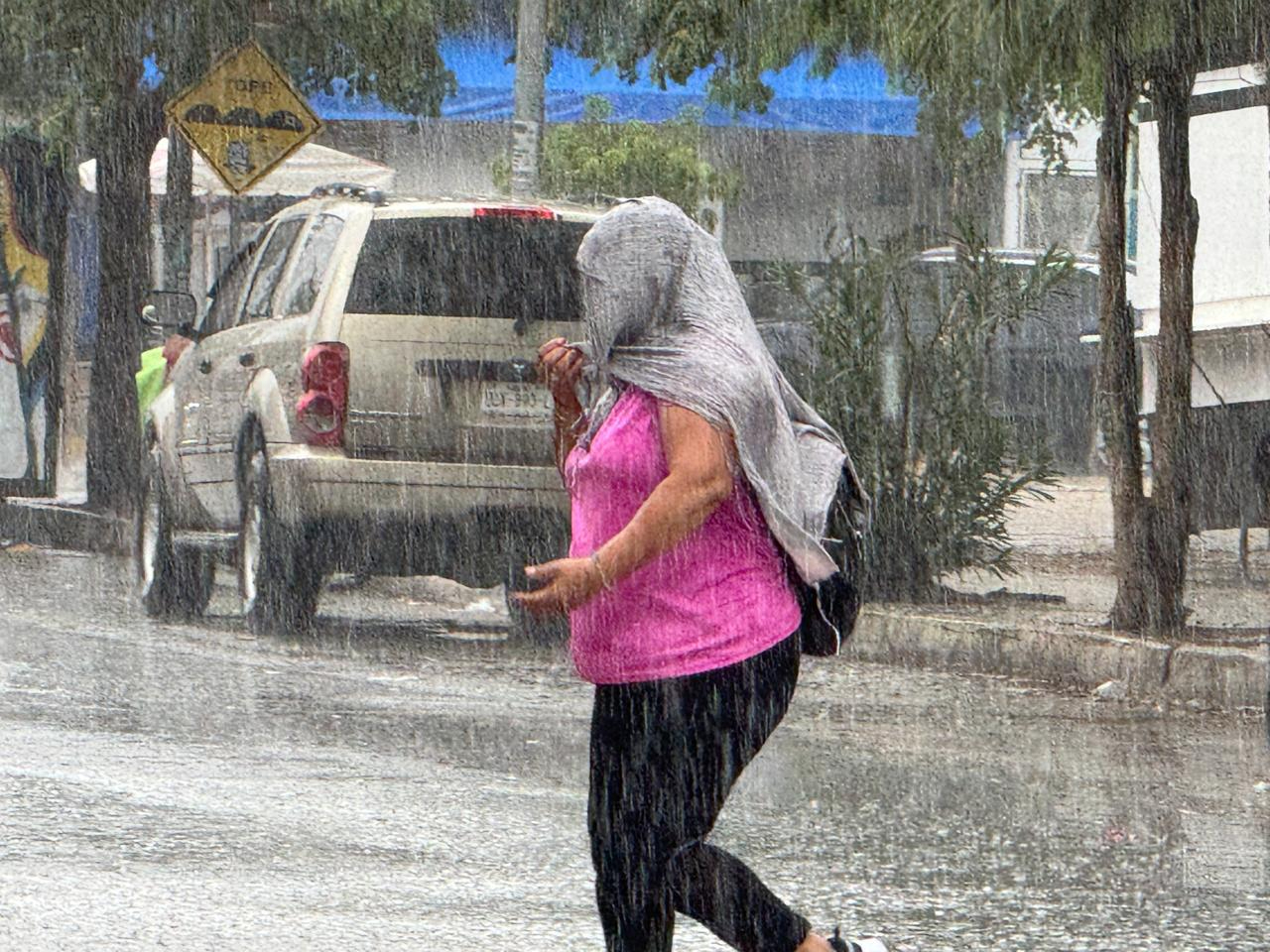Los transeúntes no estaban preparados para la lluvia que cayó. Los transeúntes no estaban preparados para la lluvia que cayó.