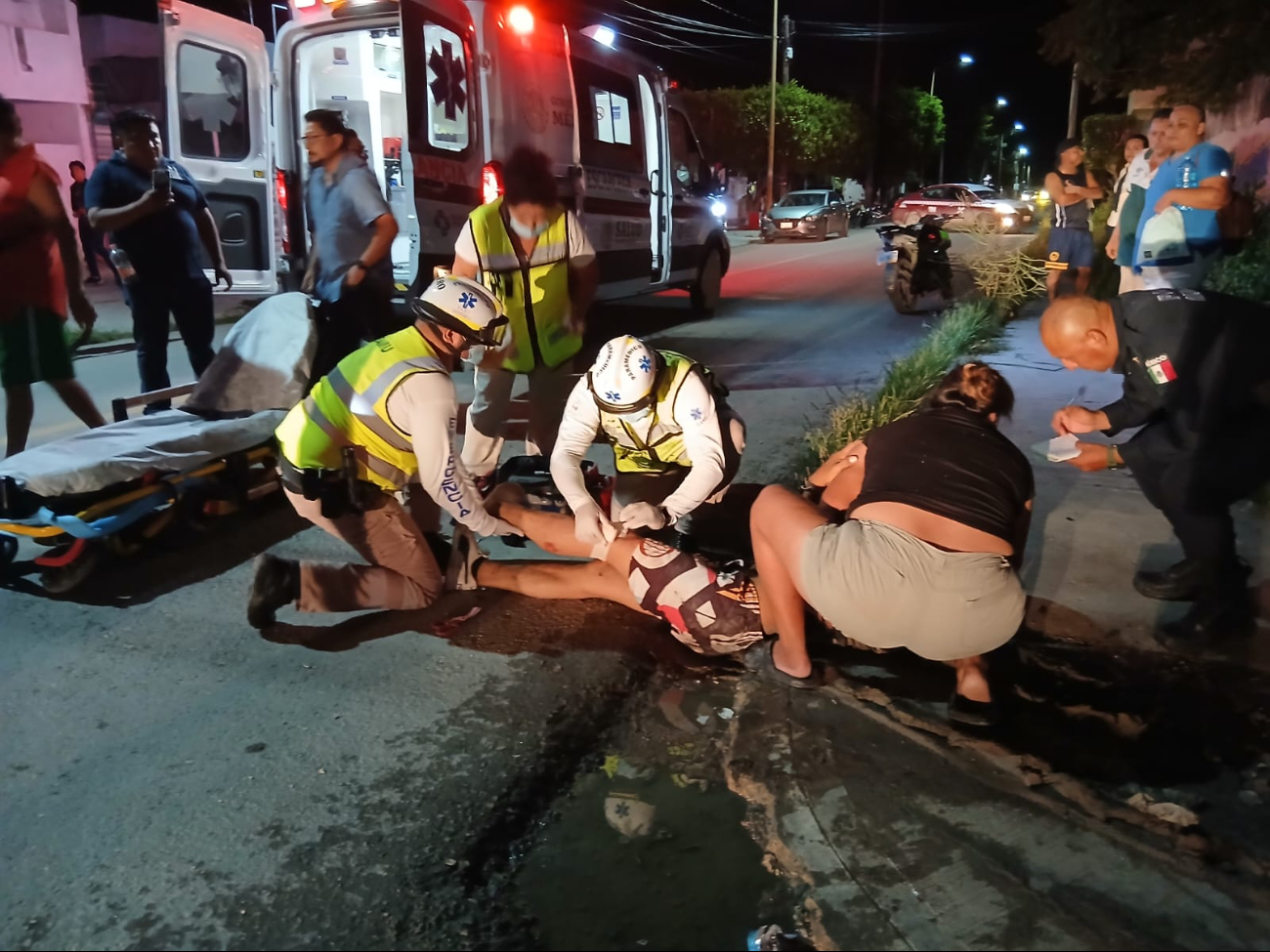 Motociclista termina hospitalizado tras accidente en calles del Centro de Escárcega