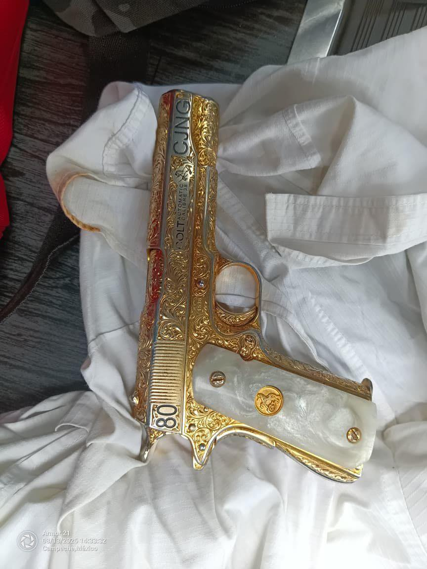 Se decomisó una pistola bañada en oro con las siglas CJNG. Se decomisó una pistola bañada en oro con las siglas CJNG.