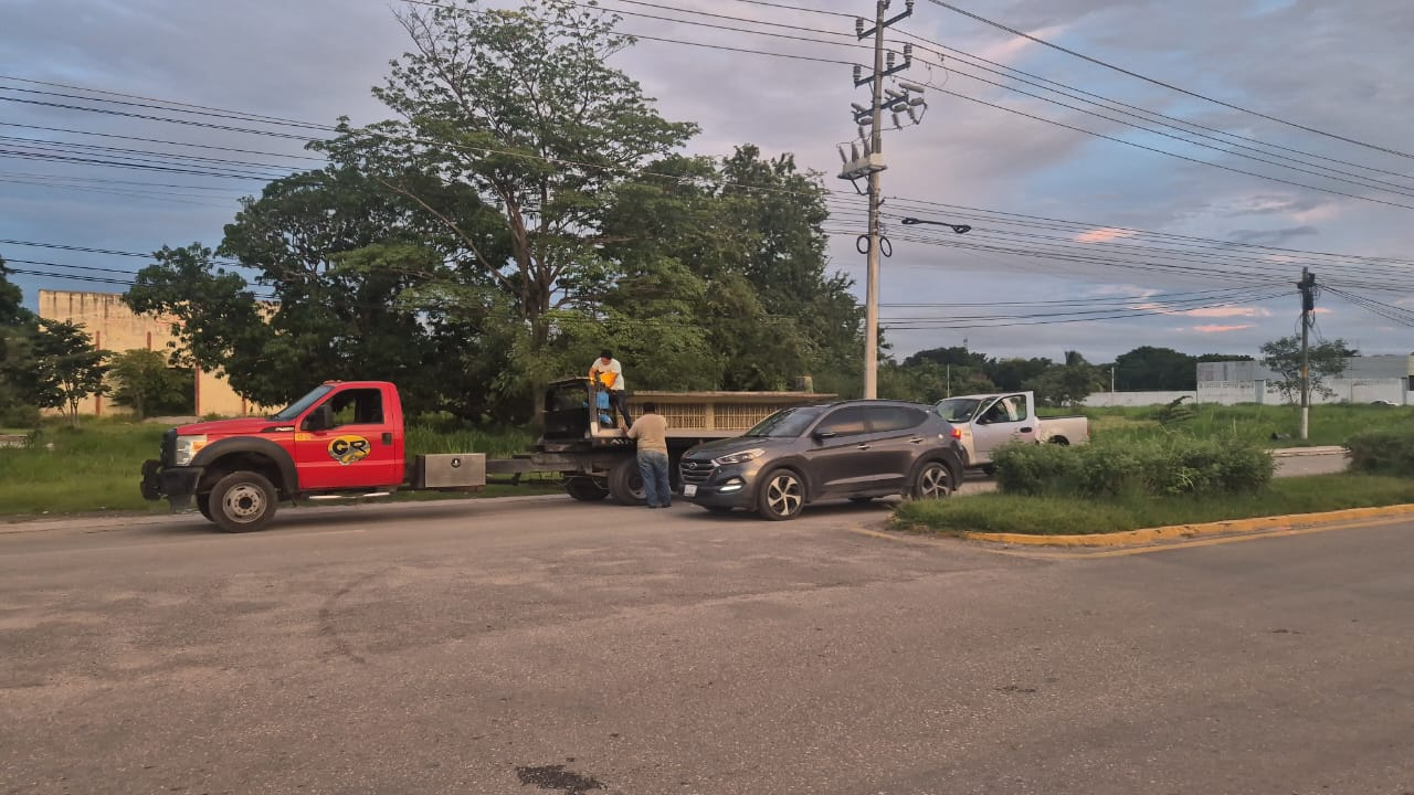 Una camioneta Ford Lobo colisionó contra una motoneta Italika en la avenida Colosio, Champotón. Una camioneta Ford Lobo colisionó contra una motoneta Italika en la avenida Colosio, Champotón.