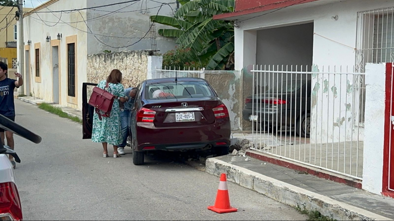 Una conductora perdió el control de su vehículo y chocó contra una vivienda en el barrio San Francisco. Una conductora perdió el control de su vehículo y chocó contra una vivienda en el barrio San Francisco.