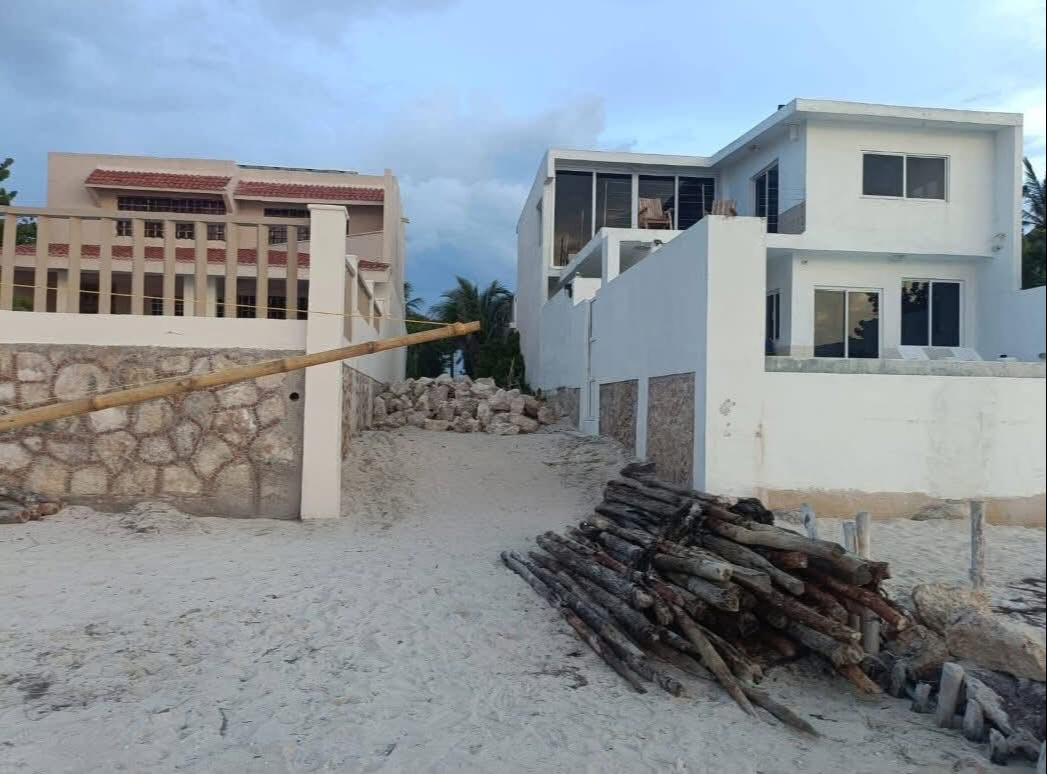 Vecinos de Chelem reportan el cierre de una entrada a la costa por la supuesta construcción de un espolón
