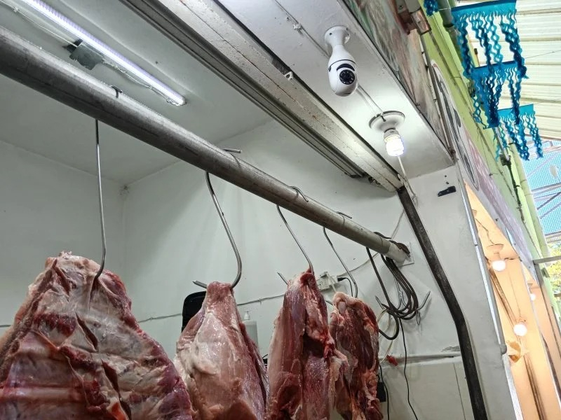 Áreas críticas como carnicerías presentan filtraciones que afectan el cableado.