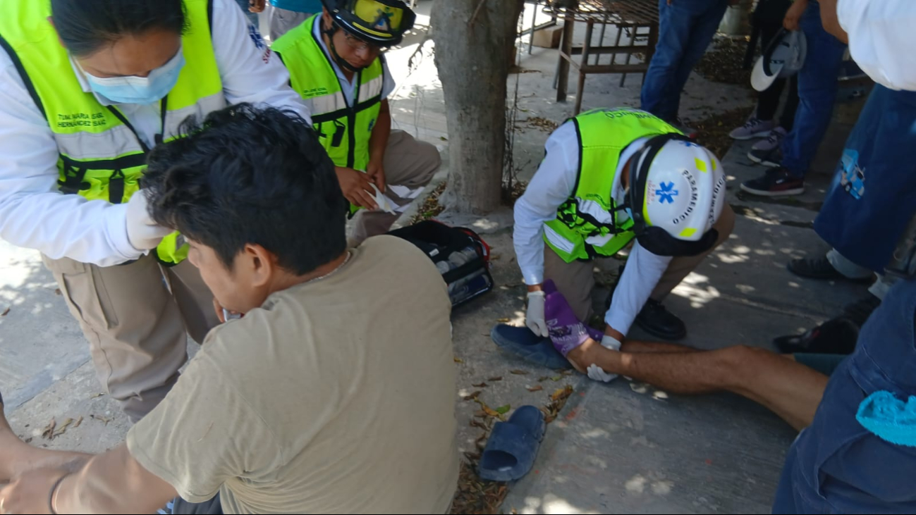 Dos motocicletas chocaron en la colonia Esperanza, Escárcega, dejando dos jóvenes lesionados.