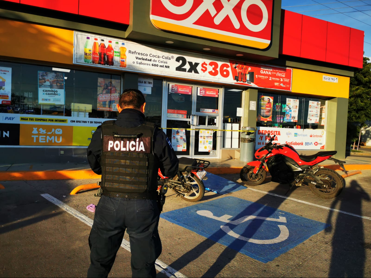 Dos sujetos roban dinero y artículos en tienda Oxxo de Campeche