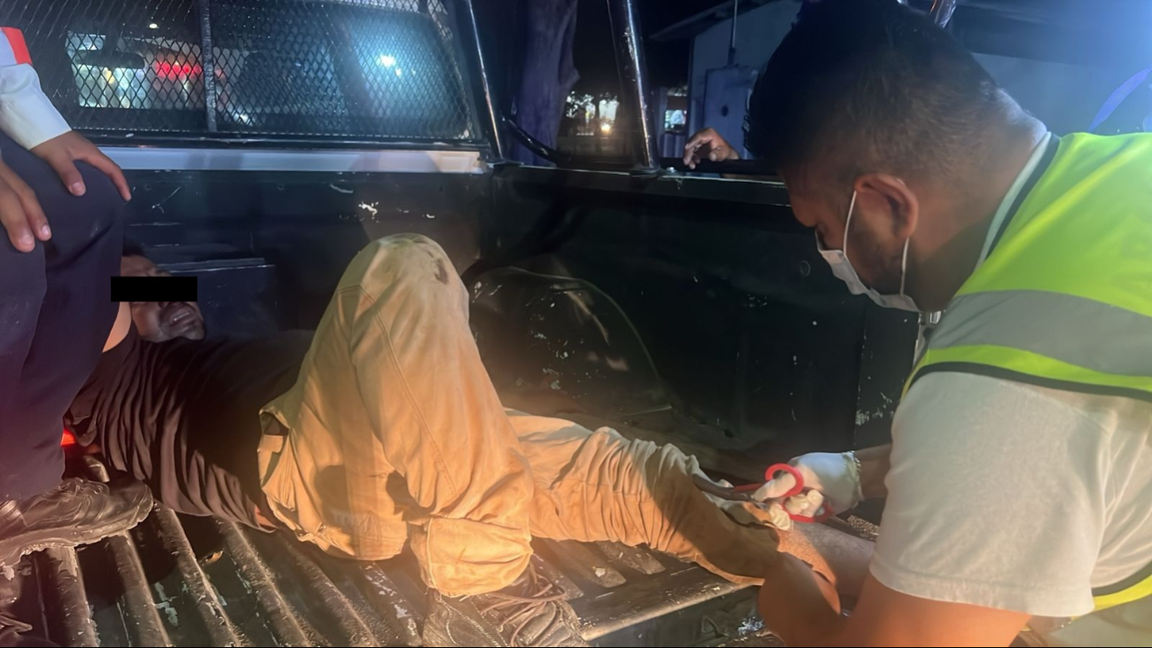 El hombre resultó con lesiones y fue atendido por personal médico.