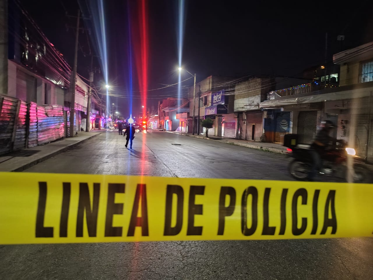 Elementos policiacos acordonaron la zona para restringir el paso peatonal y de vehículos.