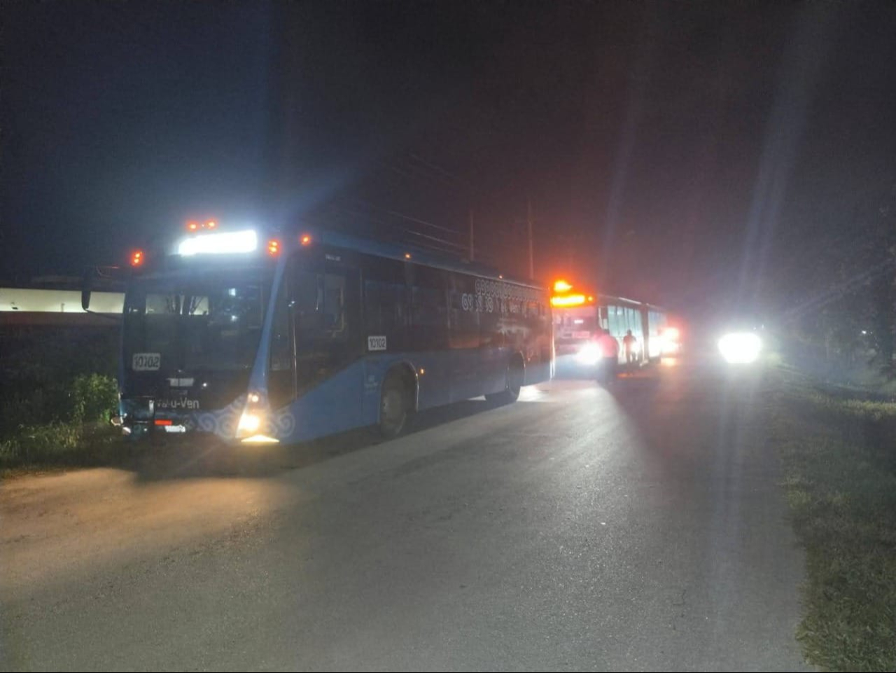Grupo de vándalos causan averías en unidades del Va y Ven en el rumbo de la colonia Dzununcán