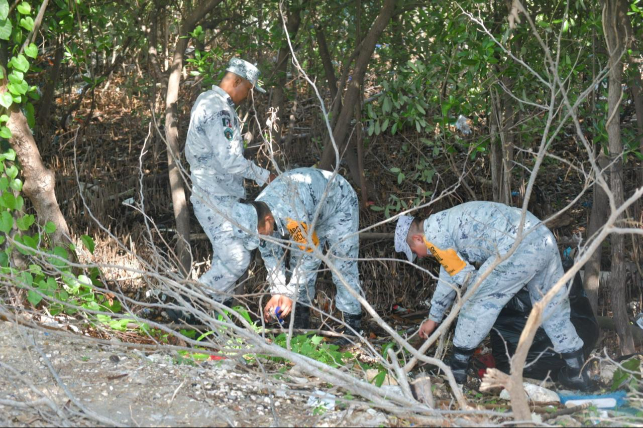 Marina y CCE limpian un kilómetro de costa en Campeche; toneladas de basura retiradas