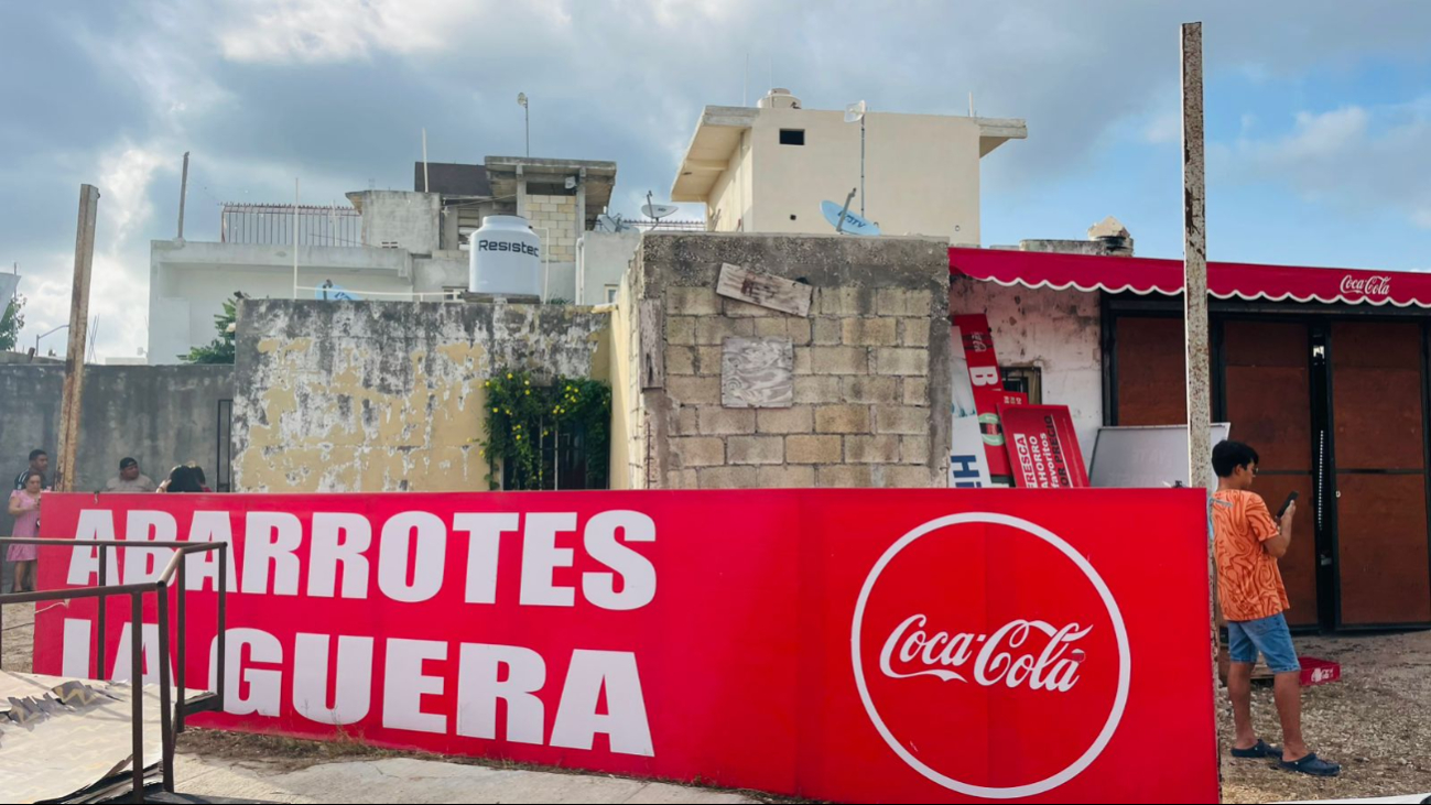 Se incendia tienda de abarrotes “La Güera” en Puerto Aventuras; vecinos de Quintana Roo controlan el fuego.