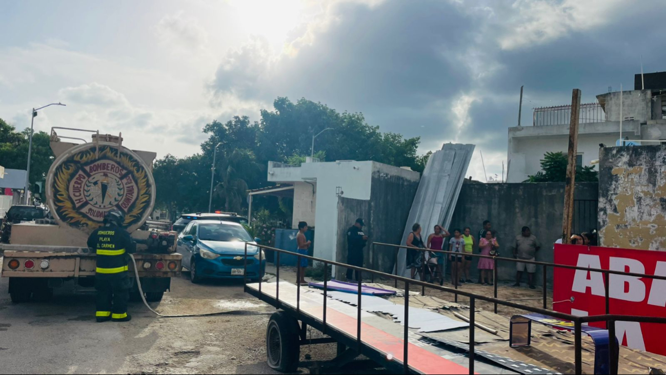 Se incendia tienda de abarrotes “La Güera” en Puerto Aventuras; vecinos de Quintana Roo controlan el fuego.