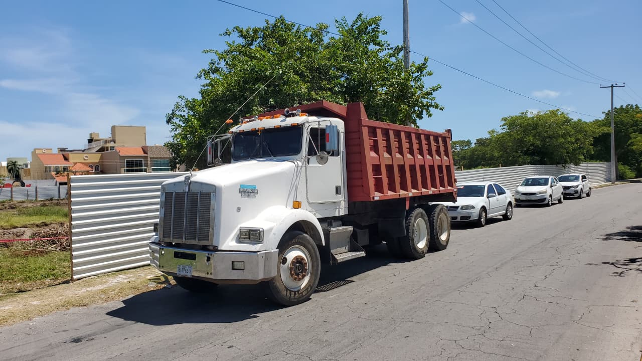 Sindicalizados acusan desplazamiento laboral en obras de Bodega Aurrera en Ciudad del Carmen