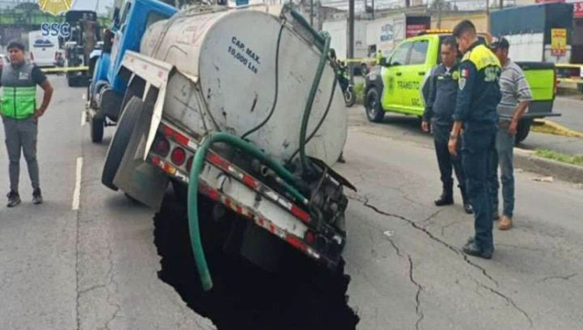 Socavon en la Avenida Ignacio Zaragoza, al oriente de la Ciudad de México