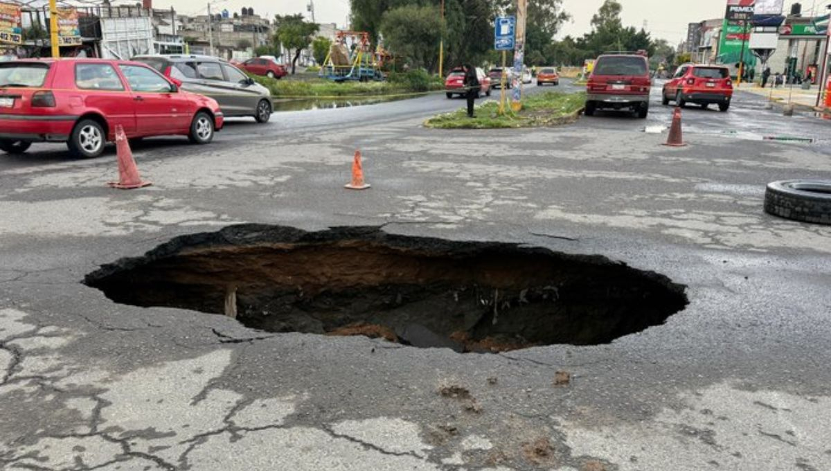 Socavón en la Avenida R1 en Ciudad Azteca, municipio de Ecatepec