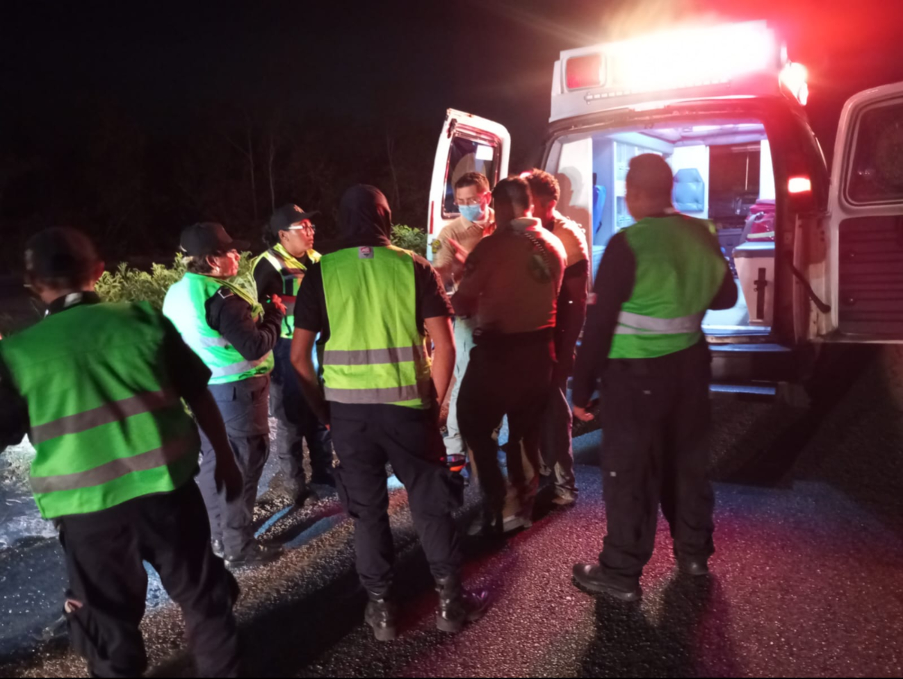 Una adolescente fue hallada en  la carretera tras huir de su casa.