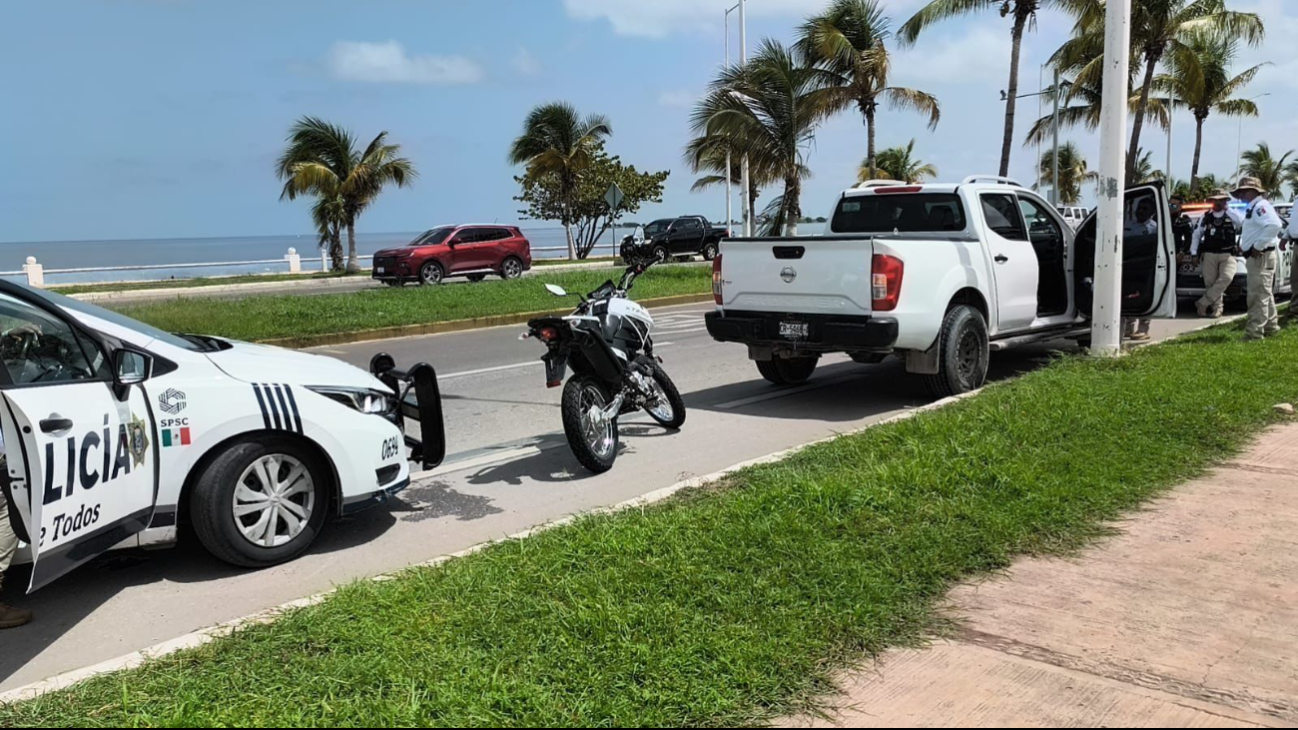 Aseguran camioneta robada en el malecón de la ciudad.