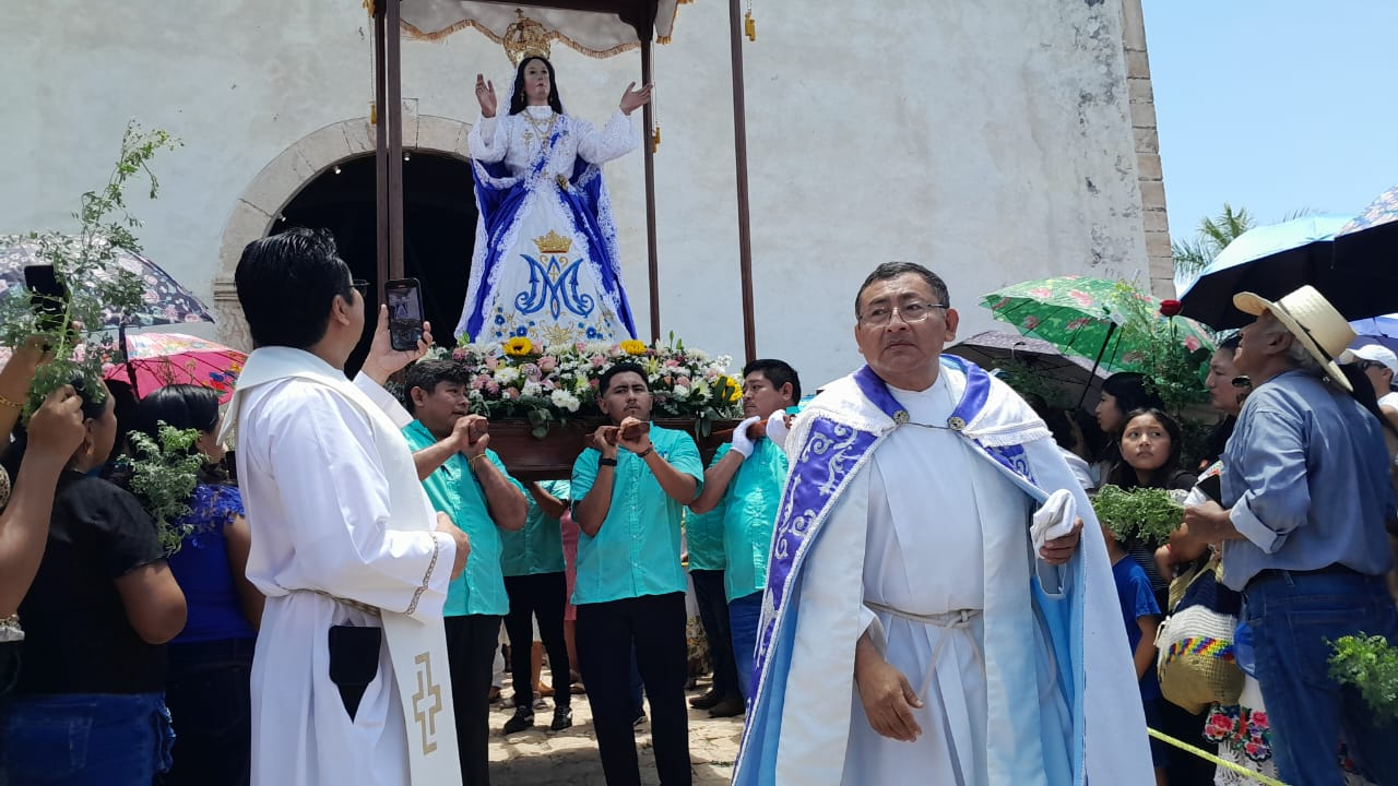 Cantos, procesiones y mar: la Virgen de la Asunción une a pueblos y familias Cantos, procesiones y mar: la Virgen de la Asunción une a pueblos y familias