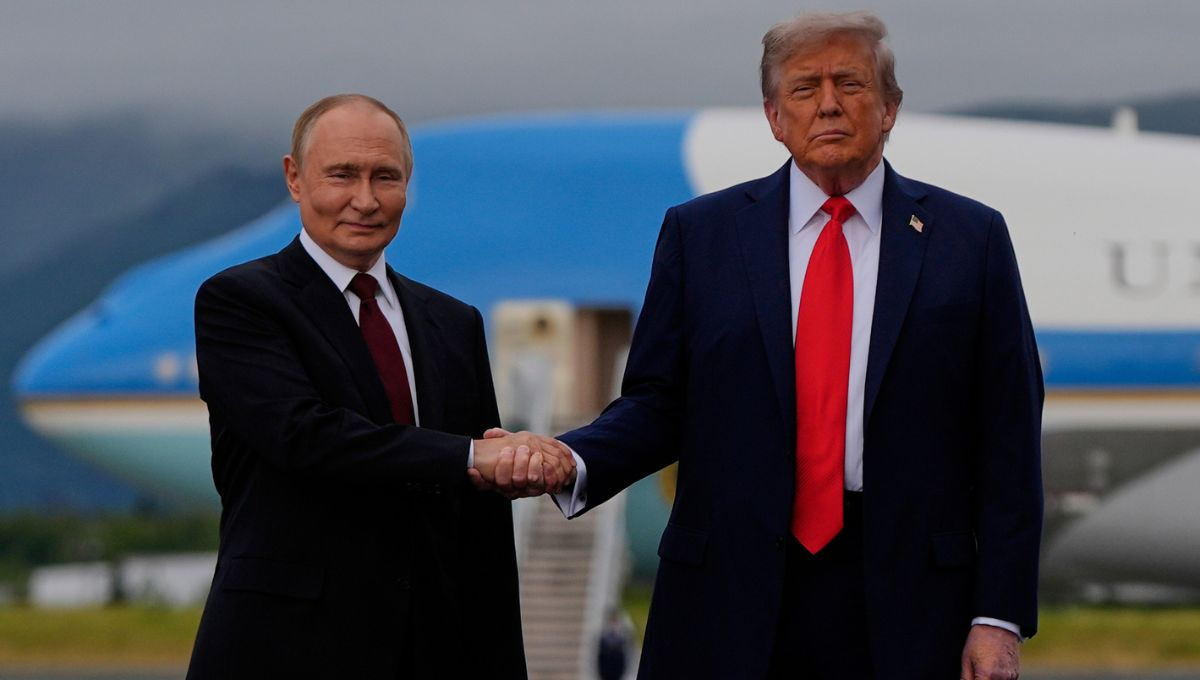 Donald Trump aplaudió brevemente antes de estrechar la mano de Putin e intercambiar unas palabras inaudibles para la prensa