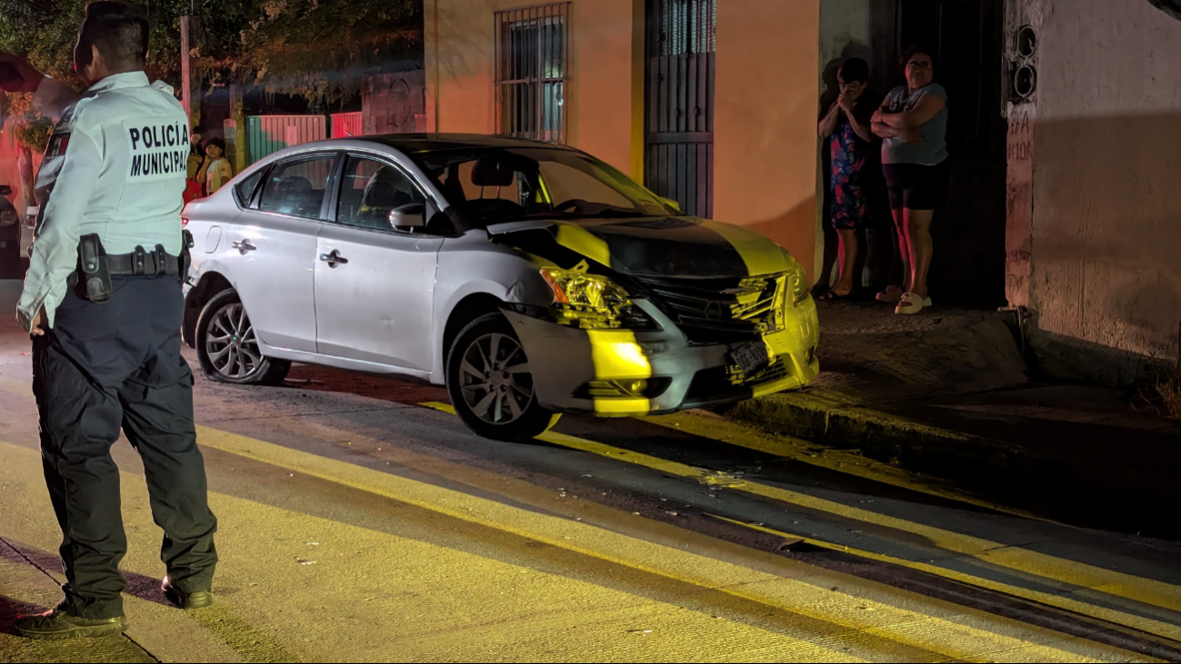 El responsable intentó huir, pero el automóvil quedó inservible.