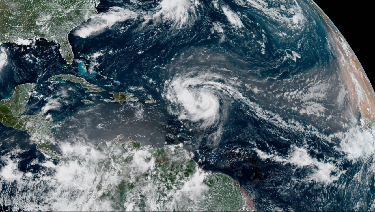 Erin alcanzó vientos máximos sostenidos de hasta 137 km/h y se espera se intensifiquen más.