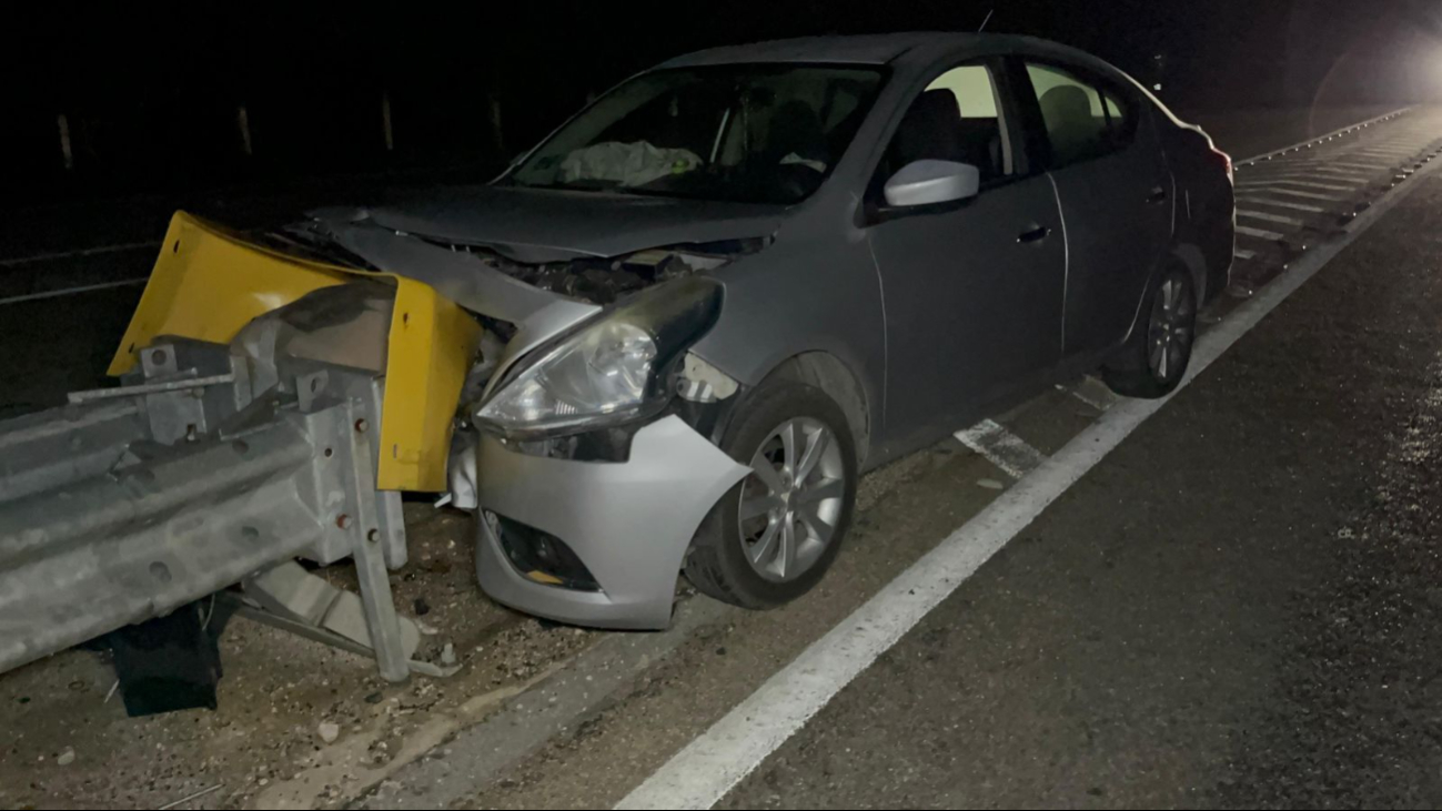Impacta muro metálico en estado de ebriedad y escapa del lugar
