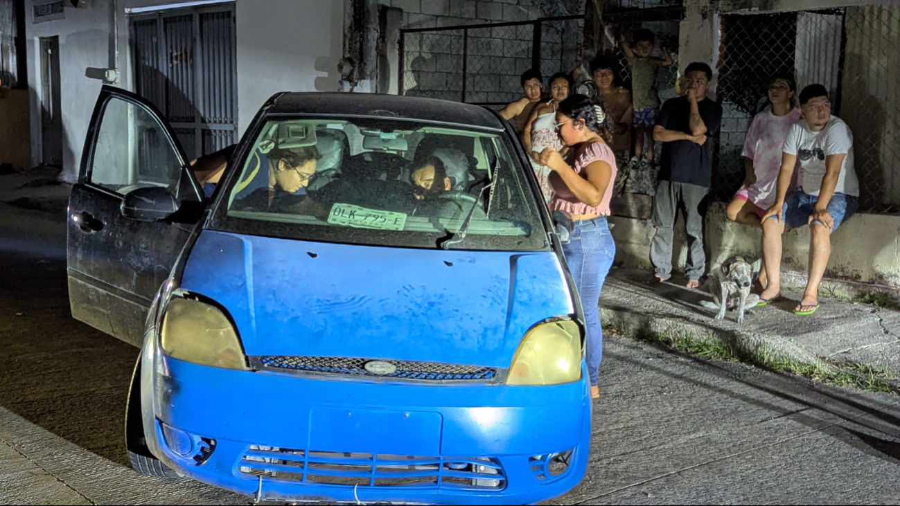 Ebrio se duerme al volante y choca dos autos estacionados en Ciudad del Carmen