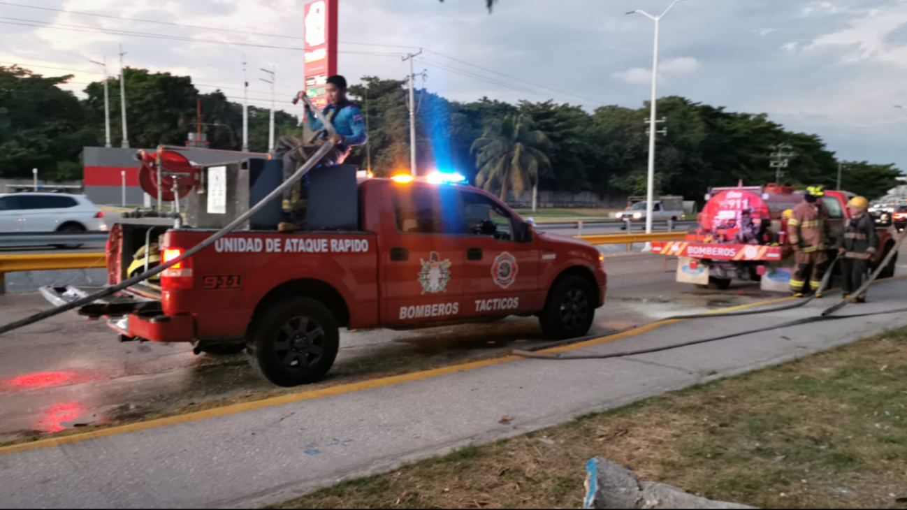 Bomberos respondieron al llamado de emergencia y controlaron el incendio.