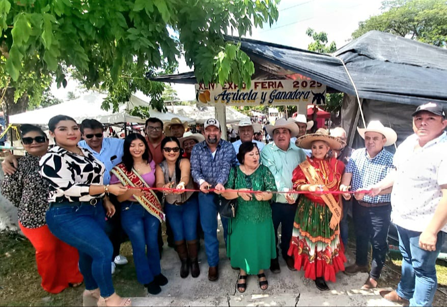 Diferentes autoridades encabezaron el corte del listón para inaugurar la Expo Feria Palizada 2025.