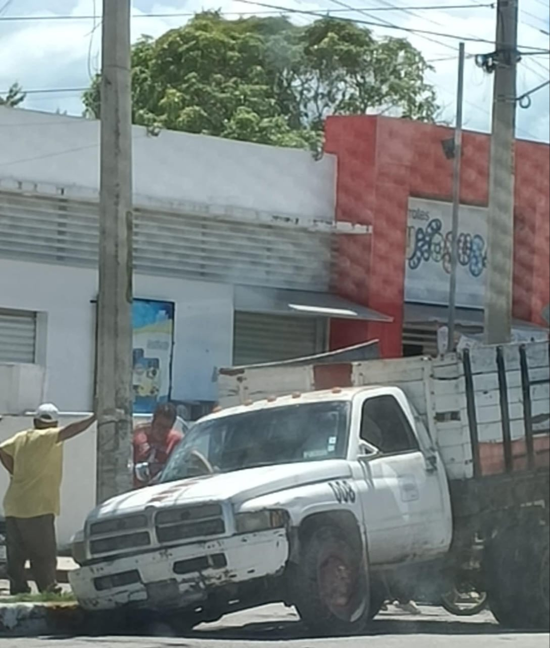 La camioneta quedó varada durante varias horas hasta que pudo salir de la alcantarilla.