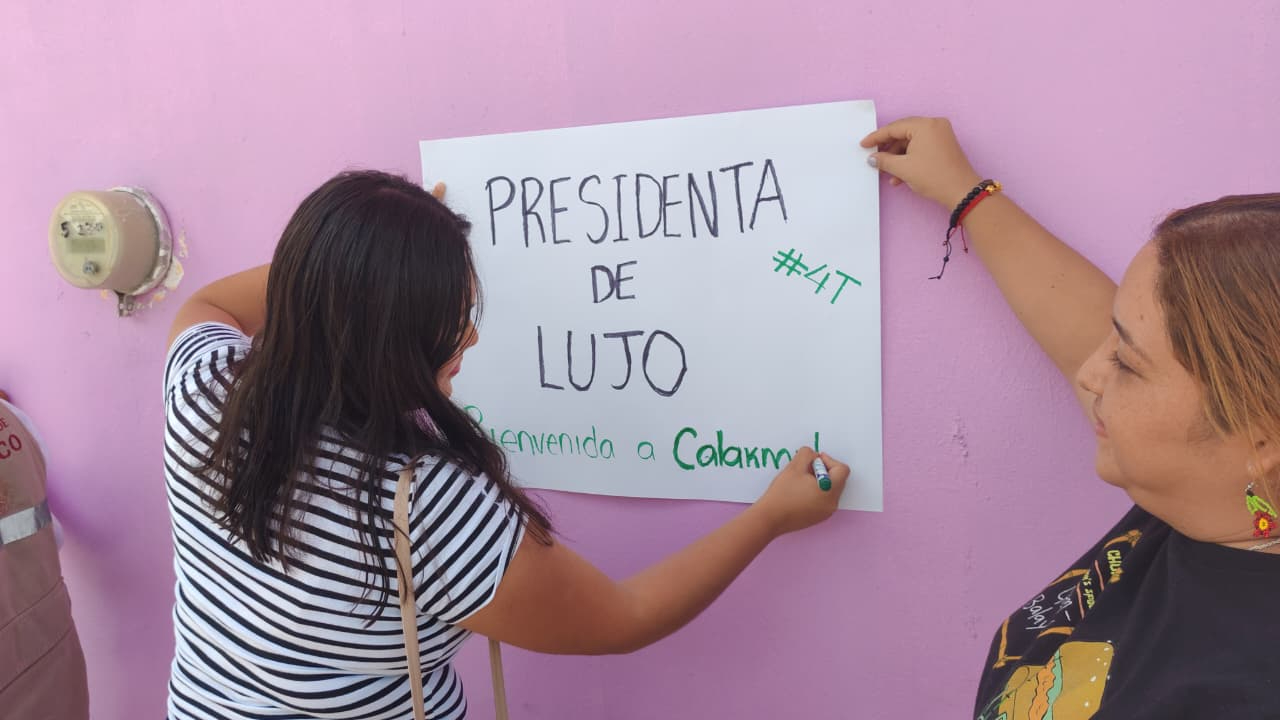 Simpatizantes se congregan desde temprano con pancartas de apoyo: “Presidenta de lujo”, “Calakmul está contigo” y “Primera mujer presidenta, un paso histórico hacia la igualdad”.