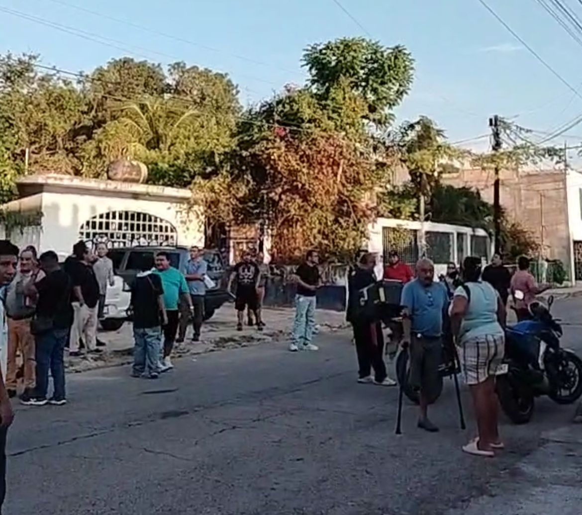 Un grupo de 50 conductores protestó frente al IMOVEQROO en Cancún.