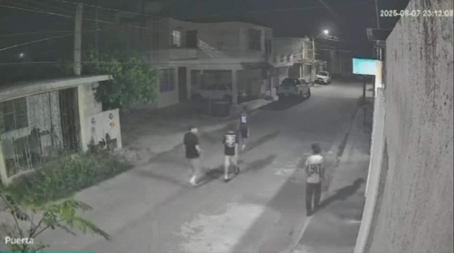 Aseguran que suelen acudir a la casa y tirar piedras desde el exterior, además de vandalizar el auto del afectado Aseguran que suelen acudir a la casa y tirar piedras desde el exterior, además de vandalizar el auto del afectado