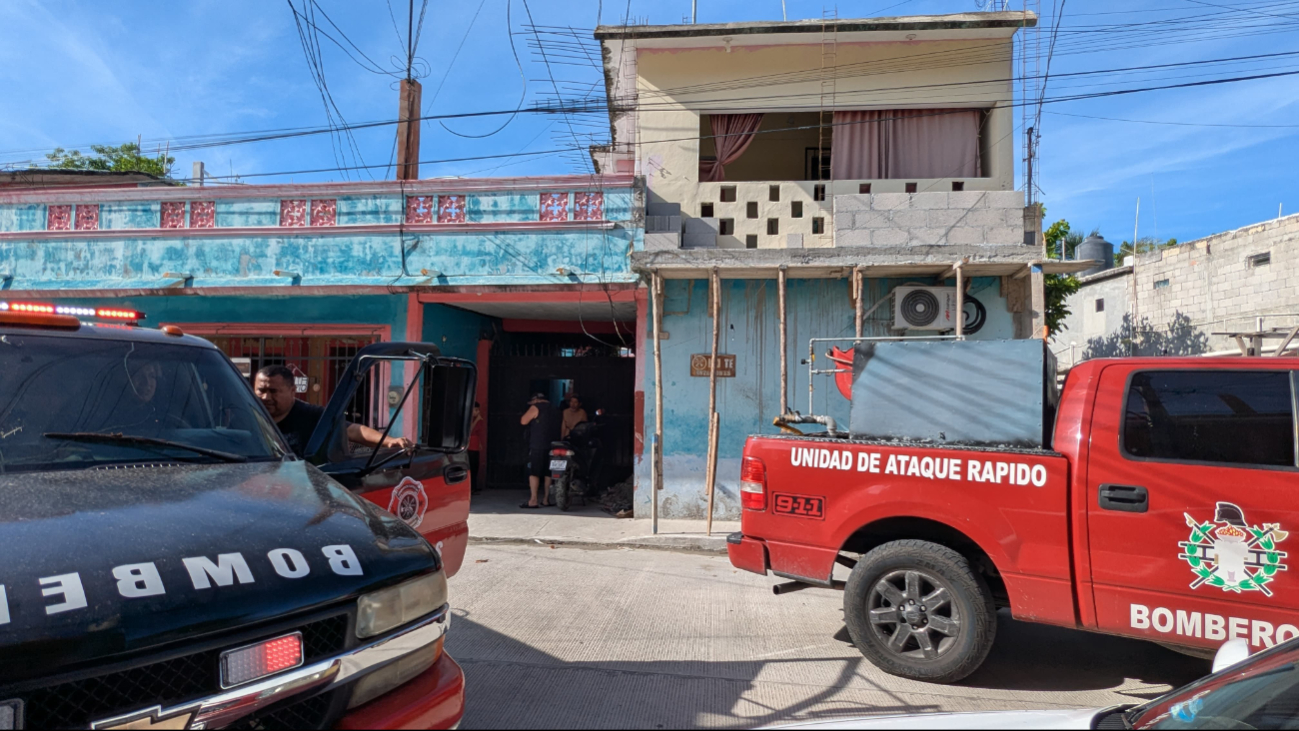 Bomberos llegaron a la vivienda para atender el llamado de emergencia.