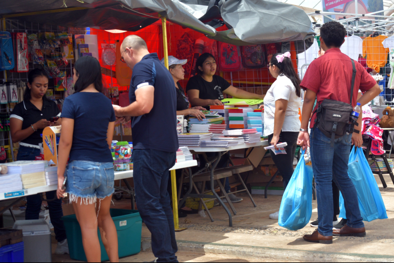 Comerciantes participan en la Feria de Regreso a Clases Comerciantes participan en la Feria de Regreso a Clases