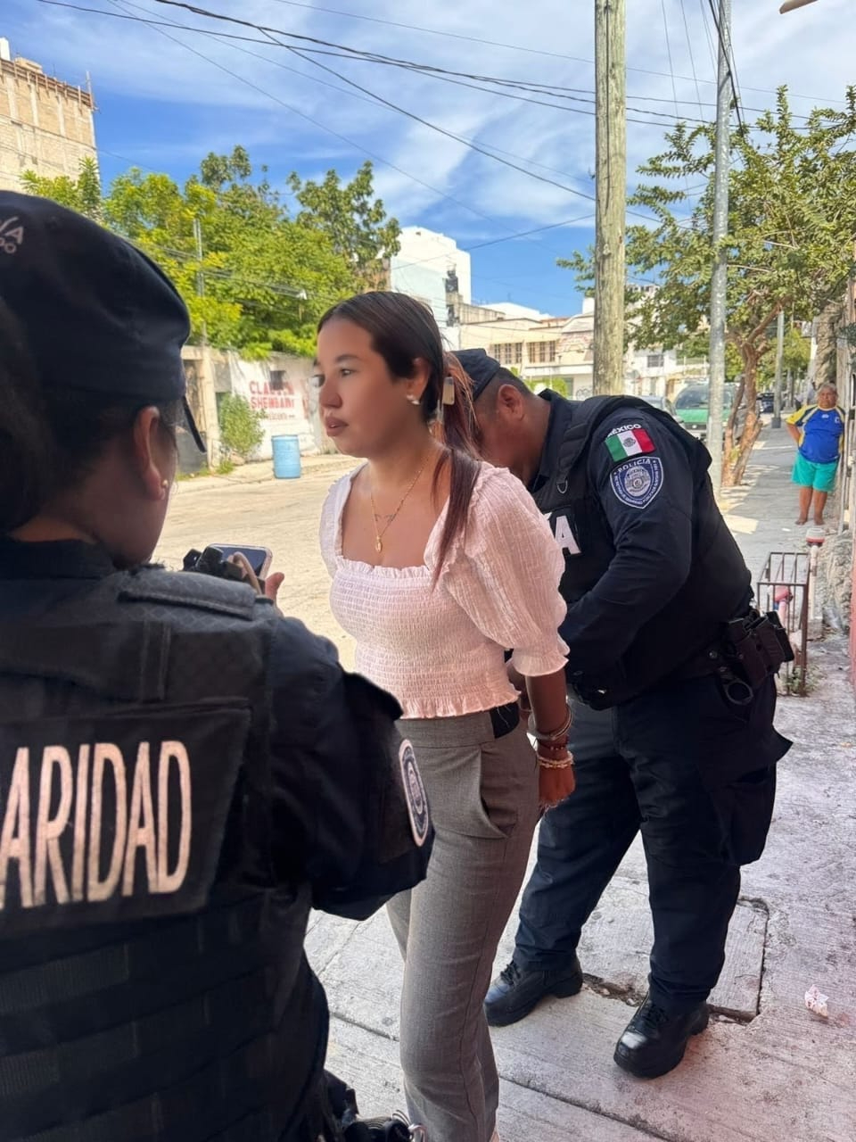 Detienen a pareja que ofrecía chips de telefonía y fue acusada de robo en la colonia Colosio Detienen a pareja que ofrecía chips de telefonía y fue acusada de robo en la colonia Colosio