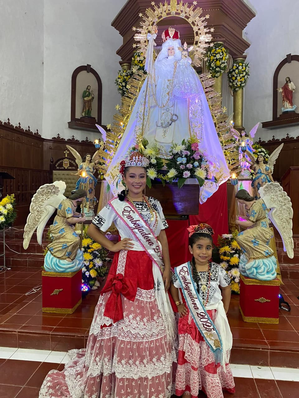 Dulce Cosgalla y la niña Lucía Vasconcelos, actuales reinas de las fiestas patronales 2025. Dulce Cosgalla y la niña Lucía Vasconcelos, actuales reinas de las fiestas patronales 2025.