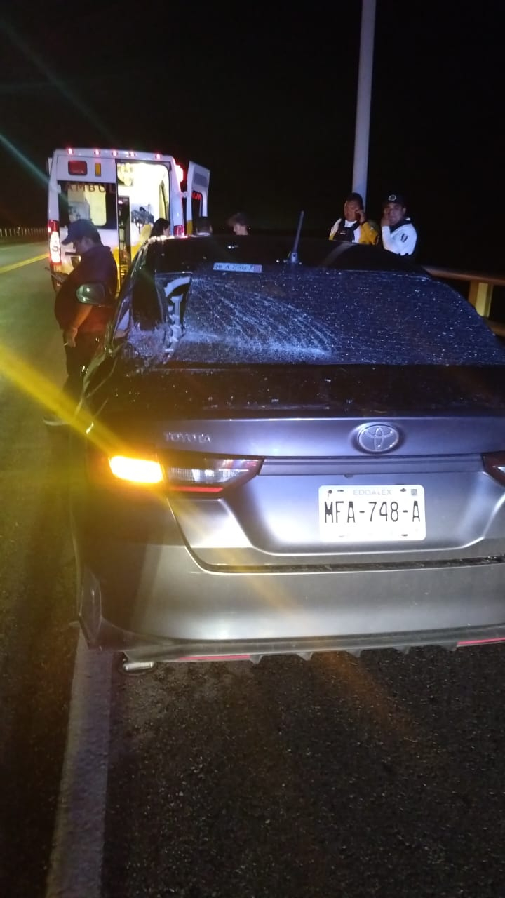 El auto familiar presentó con daños de consideración luego del impacto con el tráiler.