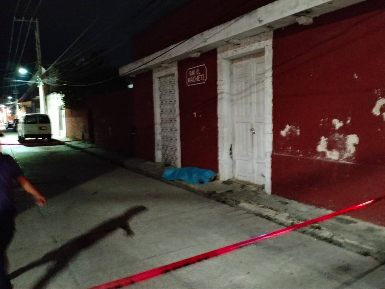 El cuerpo de la mujer quedó tendido a las afueras del bar.