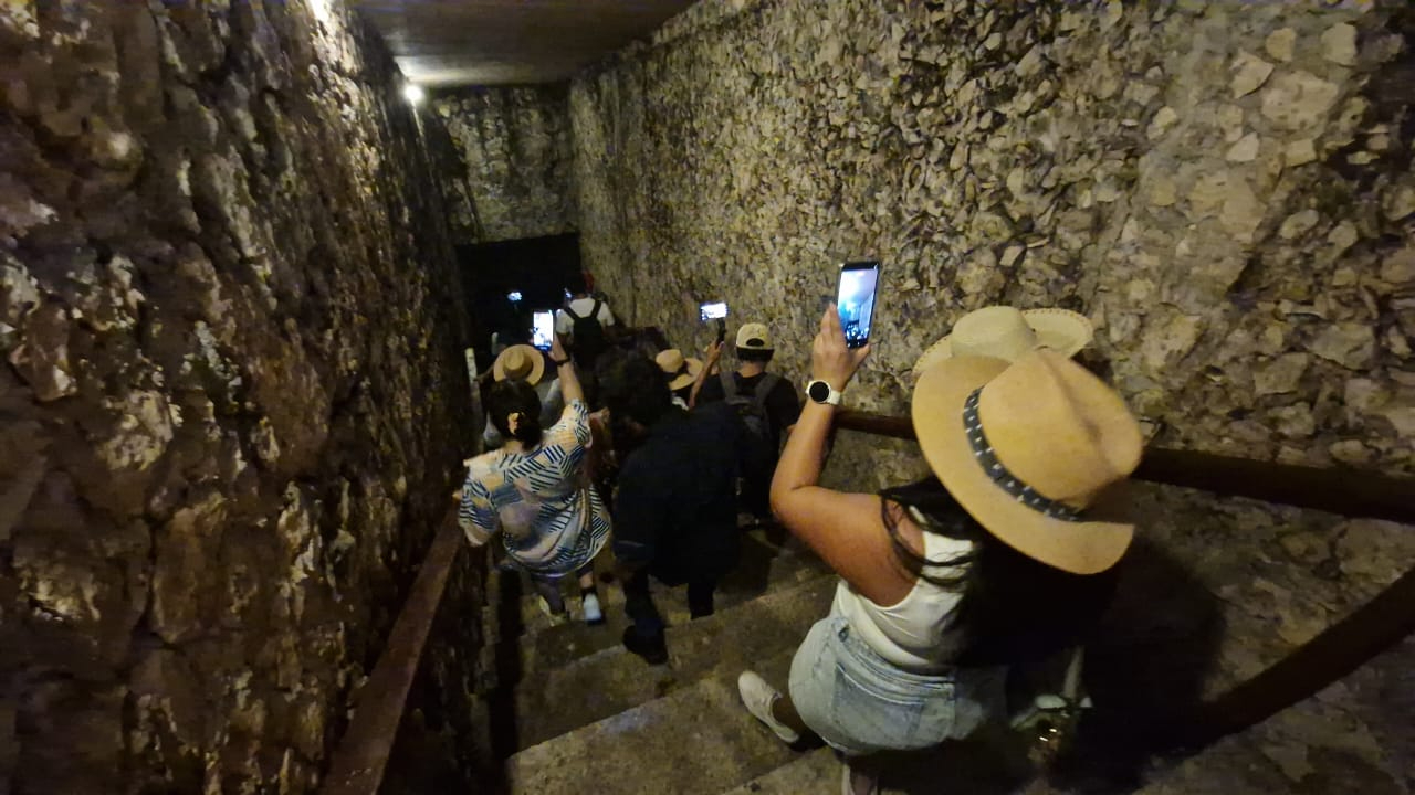 Los viajeros podrán conocer la cava e instalaciones de la destilería. Los viajeros podrán conocer la cava e instalaciones de la destilería.
