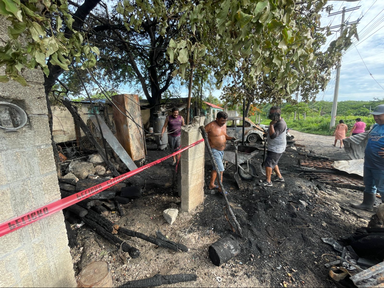 Muere perrita en incendio de llantera en Seybaplaya